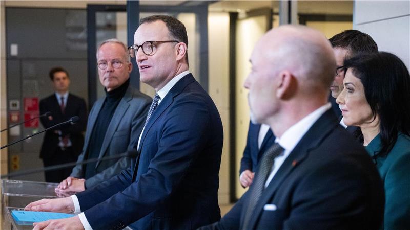 Die Union, hier mit Fraktionschef Jens Spahn (dritter von links) hat sich weitgehend durchgesetzt bei der Reform. Bei den Punkten Förderung, Mieterschutz und Klima, die der SPD besonders wichtig sind, bleiben viele Fragen offen.