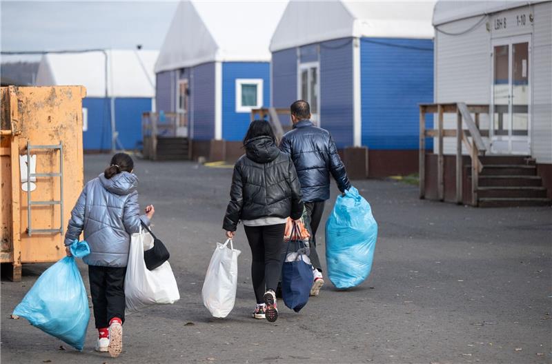 Was wollen Bund und Länder in der Migrationspolitik ändern? Die Unterbringung einer größeren Zahl von Asylsuchenden in Gemeinden mit wenigen Einwohnern sorgt mancherorts für Spannungen.