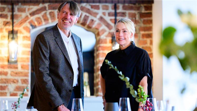 Die Unternehmerin Antje Blumenbach und Unternehmensberater Stefan Ennen eröffnen am Wochenende das 600 Jahre alte Hotel Heidkrug in der Altstadt wieder.