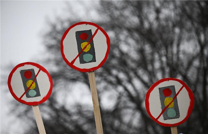 Umfrage: Bürger über Notwendigkeit von Neuwahl uneinig Die Unzufriedenheit mit der Ampel-Koalition ist groß - spürbar war das auch bei den Bauernprotesten in Berlin, wo Schilder mit durchgestrichenen Ampeln zu sehen waren. Doch sollte es eine Neuwahl geben?