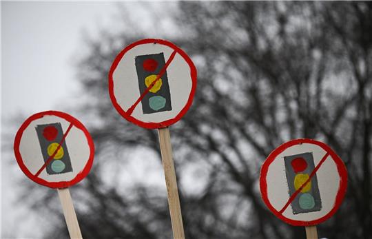 Die Unzufriedenheit mit der Ampel-Koalition ist groß - spürbar war das auch bei den Bauernprotesten in Berlin, wo Schilder mit durchgestrichenen Ampeln zu sehen waren. Doch sollte es eine Neuwahl geben?