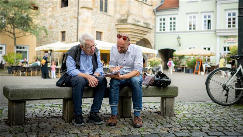 Kampf um die (Brat)Wurst? - Forscher finden uralte Urkunde Die Urkunde war ein Zufallsfund und sorgt nun für Diskussionen - Martin Sladeczek (rechts) im Gespräch mit Karl Heinemeyer.