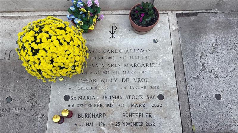 Wie ein deutscher Bettler in Rom zum Heiligen wurde Die Urne ist auf dem Friedhof Campo Santo Teutonico bestattet.