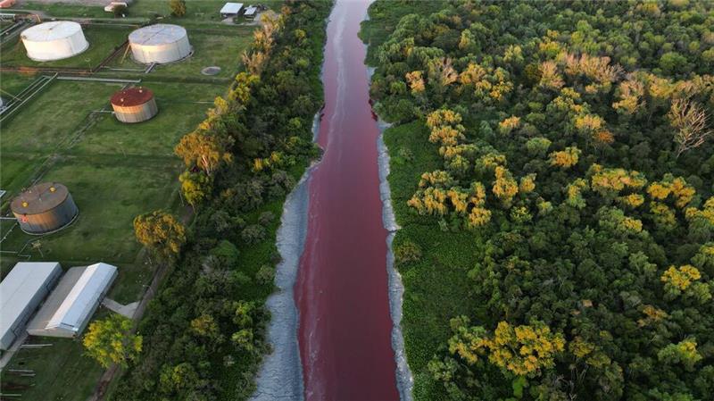„Fluss aus Blut“: Bach in Argentinien färbt sich rot Die Ursache der Verfärbung in einem Industriegebiet ist bislang unbekannt.