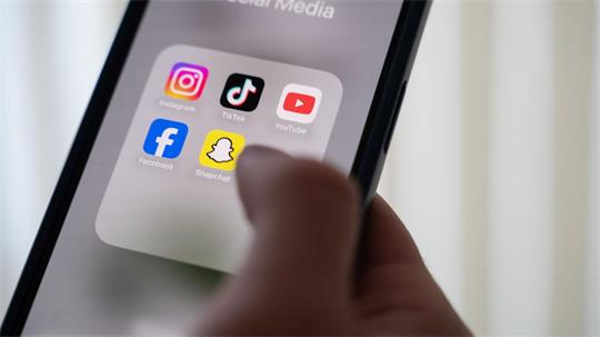 Die User in Australien sollen künftig wieder mehr Kontrolle über ihren Feed haben. (Illustration)