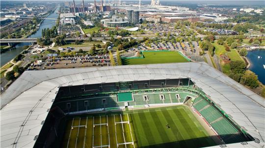 Die VW-Stadt Wolfsburg: im Vordergrund die Volkswagen-Arena, dahinter das Volkswagen-Werk.