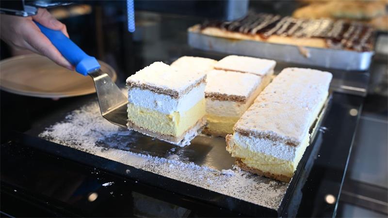 Balkan-Bäckereien erobern deutsche Innenstädte Die Vanillecreme-Schnitte ist auch ein beliebter Klassiker.