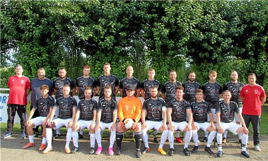 Die Veränderungen beim TSV Lochtum sind auch äußerlich sichtbar. Mit neuem Trikot-Design geht der Fußball-Nordharzligist in die Saison und möchte im oberen Drittel der Tabelle mitspielen. Foto: Hohaus