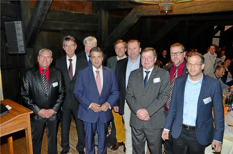 Die Veranstalter des ersten Liebenburger Brauhausgesprächs mit Gastredner Sigmar Gabriel (4.v.li.) und Bürgermeister Alf Hesse (2.v.re.): Dietmar Berkhoff, Martin Reiche, Hermann Bastian, Lorenz von Schintling-Horny, Claus Brennecke, Hans-Heinrich Haase-Fricke und Hans-Christian Fontheim (von links).  Fotos: Haberstumpf