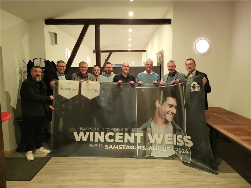 Die Veranstalter um Christian Burgart (rechts) sowie die Sponsoren um Konrad Aichner (2.v.li.) und Bernd Vollrodt (3.v.li.) sind froh, neben Nico Santos auch Wincent Weiss für ihre Premieren-Veranstaltung gewonnen zu haben. Foto: Exner