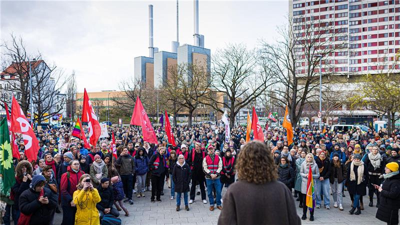 2.000 bei Kundgebung in Hannover gegen sexualisierte Gewalt Die Veranstalter zählen mehr als 2.000 Menschen auf dem Platz.