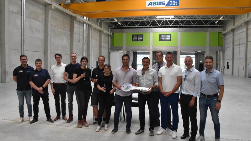 Neue Fest-Zentrale in Goslar steht – Nun folgt der Umzug Die Verantwortlichen der Firmen Fest und Goldbeck bei der Schlüsselübergabe in der neuen Produktionshalle.