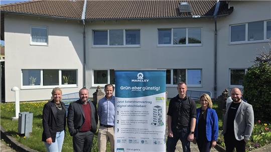 Die Verantwortlichen der Wohngesellschaften Goslar/Harz und der Marcley GmbH starten ein Solarprojekt auf einem Haus an der Berliner Allee.