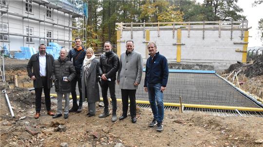 Die Verantwortlichen des Energiekonzepts für die H-Lofts zeigen Oberbürgermeisterin Urte Schwerdtner die Baustelle.