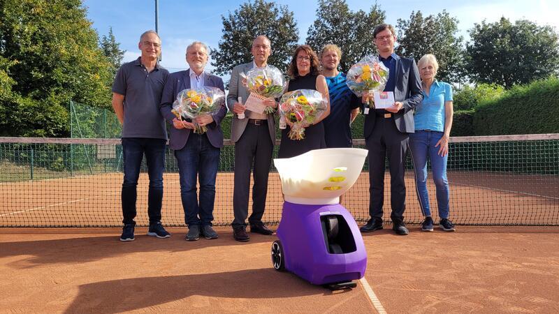 MTV Harlingerode bekommt eine Ballmaschine gesponsert Die Verantwortlichen des MTV Brunonia und die Sponsoren vor der neuen Ballmaschine.