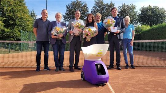 Die Verantwortlichen des MTV Brunonia und die Sponsoren vor der neuen Ballmaschine.