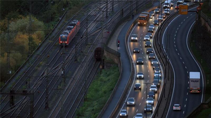 Jeder Dritte fühlt sich schlecht mit Bus und Bahn angebunden Die Verbände fordern in der Verkehrspolitik einen Paradigmenwechsel und weniger Fokus auf das Auto. (Archivbild)