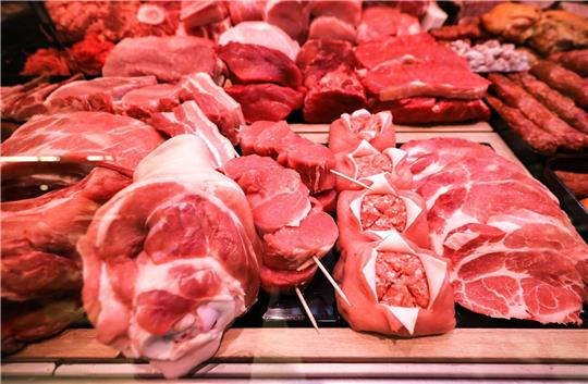 Die Verbraucher konsummieren zunehmend weniger Fleisch.