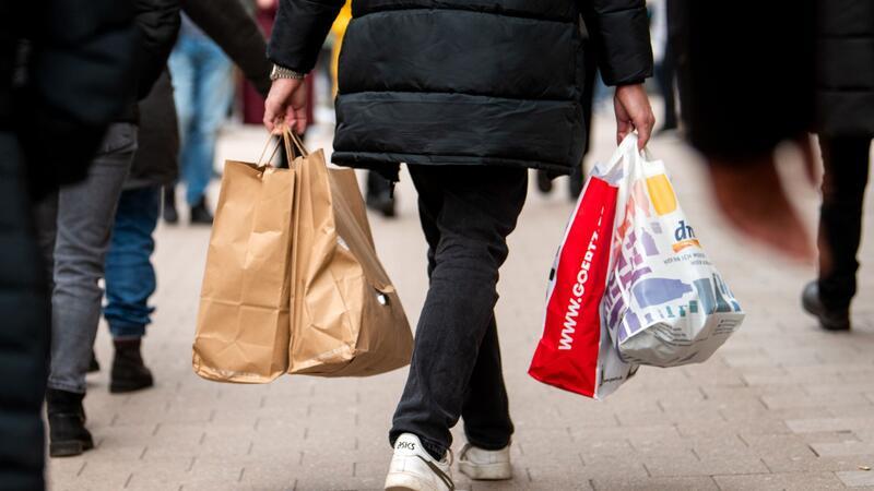 Strohfeuer oder Langzeiteffekt? Konsumklima steigt Die Verbraucherstimmung in Deutschland hat sich im Juli leicht aufgehellt.(Archivbild)