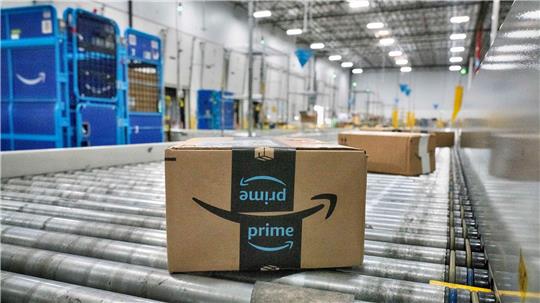 Die Verbraucherzentrale NRW hat den Online-Händler Amazon wegen einer Preiserhöhung im Sommer 2022 verklagt.  (Archivbild)