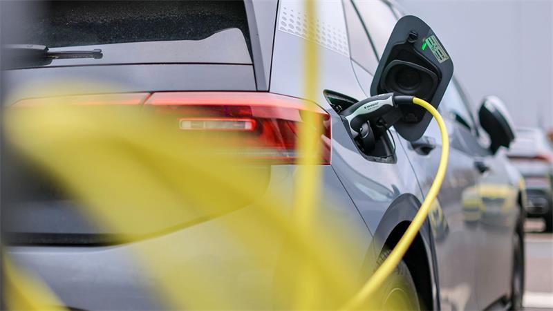 Die Verbraucherzentralen setzen auf mehr günstige E-Autos. (Archivbild)  