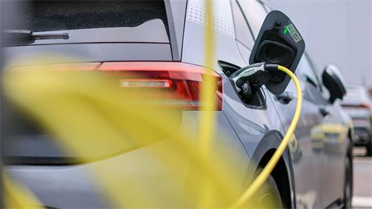 Die Verbraucherzentralen setzen auf mehr günstige E-Autos. (Archivbild)  