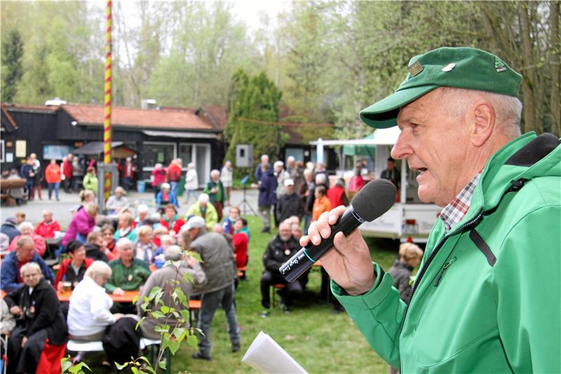 Bad Harzburgs Harzklub-Chef Heineke fliegt aus dem Amt Die Verdienste von Alfred Heineke – hier bei einem der traditionellen Maisingen am Molkenhaus – sind unbestritten, aber nun fühlt er sich aus dem Vorstand gemobbt. Fotos: Schlegel/GZ-Archiv