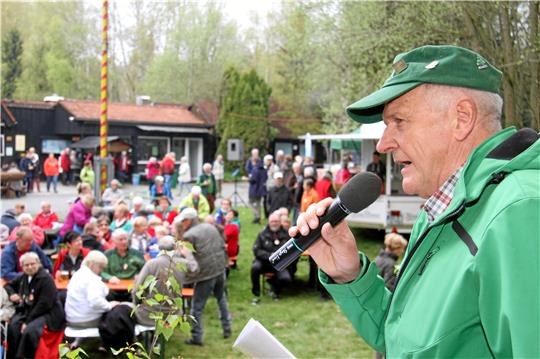 Die Verdienste von Alfred Heineke – hier bei einem der traditionellen Maisingen am Molkenhaus – sind unbestritten, aber nun fühlt er sich aus dem Vorstand gemobbt. Fotos: Schlegel/GZ-Archiv