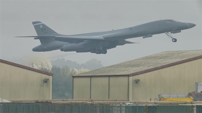 Die Vereinigten Staaten haben Langstreckenbomber von einem Militärstützpunkt in Großbritannien abgezogen - US-Medien berichten, warum. 