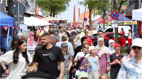 Die Vereinsmeile ist gut besucht: Auf der Adolph-Roemer-Straße tummeln sich Menschenmassen. Foto: Neuendorf