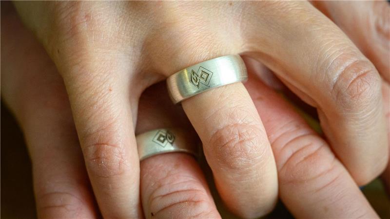 Die Vereinswappen der rivalisierenden Fußballvereine Hamburger SV und SV Werder Bremen sind auf den Eheringen von Christine Friede-Schinzel und Peter Schinzel vereint. 