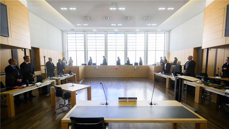 Emotionale Schlussworte im Betrugsprozess zur Dieselaffäre Die Verfahrensbeteiligten im Prozess um den VW-Abgasskandal - bis auf die vier Angeklagten - stehen zu Prozessbeginn im Gerichtssaal im Landgericht Braunschweig.
