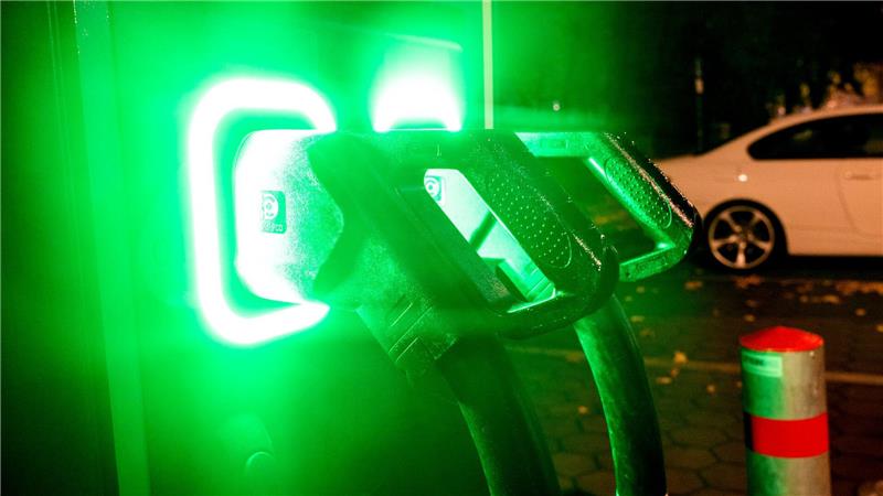 Die Verfügbarkeit von Ladepunkten für E-Auto-Besitzer variiert in den Bundesländern stark. (Archivbild)