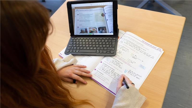 Die Vergleichsarbeiten sollen künftig am Computer statt auf Papier geschrieben werden. (Symbolbild)