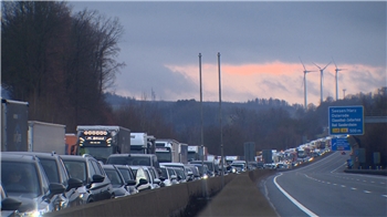 Die Verkehr auf der Autobahn 7 staut sich so weit das Auge reicht.