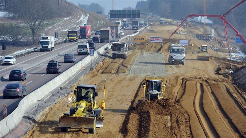 Roter Teppich: Wie Kanzler Merz um Investoren wirbt Die Verkehrsinfrastruktur soll auf Vordermann gebracht werden. (Archivbild)