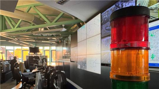 Die Verkehrsmanagementzentrale wurde 2005 als eine gemeinsame Initiative von Wirtschaftsministerium, Innenministerium und der Region Hannover ins Leben gerufen.