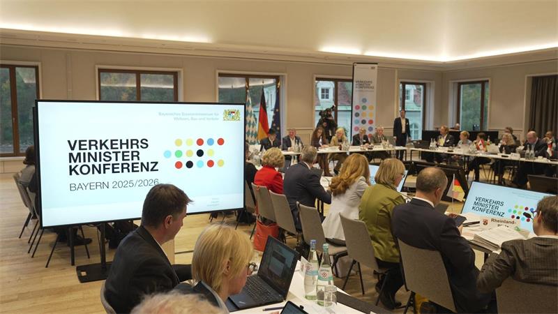 Finanzstreit zu Regionalverkehr - Einschnitte in Fahrplänen? Die Verkehrsminister tagten in Bayern.