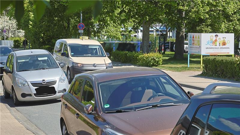 Elterntaxis in Goslar werden in Zukunft umgeleitet Die Verkehrssituation an der Grundschule Jürgenohl ist oft unübersichtlich. Die Stadtverwaltung will sogenannte Elterntaxis auf den Kramerswinkler Marktplatz umleiten.
