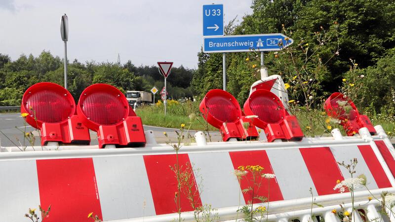 Die Verkehrszeichen an der Autobahn stehen für die anstehende Vollsperrung bereit.