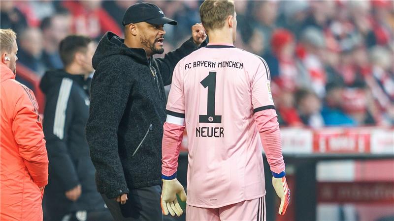 Die Verkündung fehlt noch, aber Trainer Vincent Kompany (l) und Kapitän Manuel Neuer bleiben beim FC Bayern vereint. (Archivbild) 