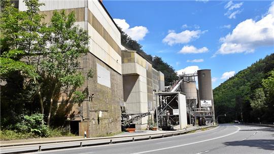 Die Verlade-Anlage des Gabbro-Steinbruchs an der Bundesstraße 4.