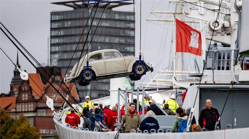 Schwebender VW Käfer - mit Lastkran auf die „Cap San Diego“ Die Verladung bildet den Auftakt zur neuen Cap San Diego Ausstellung, die auf rund 600 Quadratmetern Technik, Geschichte, Menschen und Ladung in den Fokus rücken wird.