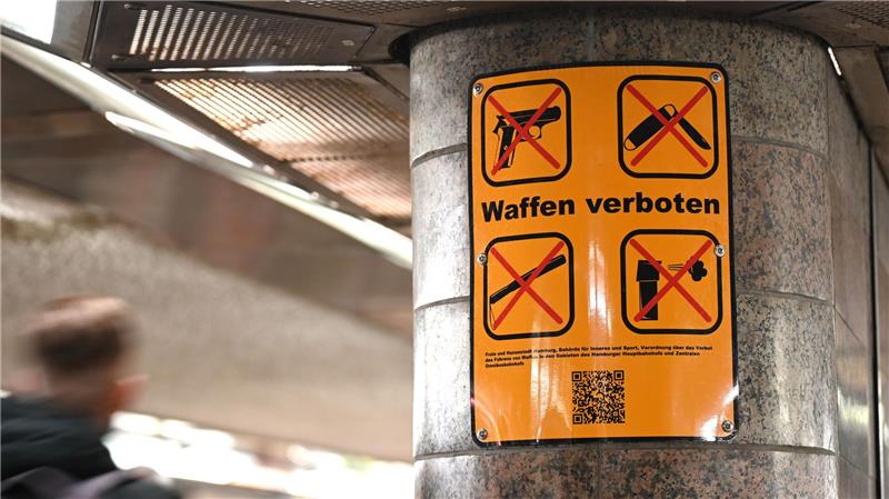 Waffenverbot in Bahnhöfen in Hannover und Bremen verlängert Die Verlängerung gilt bis zum 31. Mai 2025. (Archivfoto)