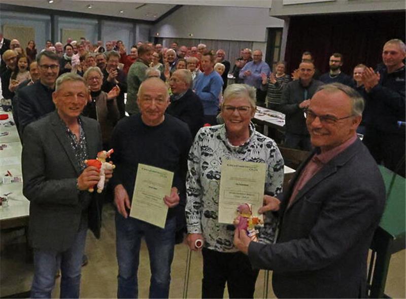 Die Verleihung des Oker-Jokers ist einer der Glanzpunkte des Okeraner Jahresantrunkes: Rüdiger Wohltmann (links) und Jens Kloppenburg (rechts) zeichnen Bernd Meier und Ina Feuerstarke aus.