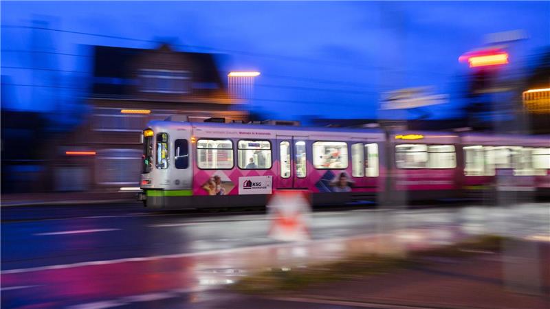 Die Verletzten kamen nach dem Stadtbahn-Unfall in Krankenhäuser. (Symbolbild)