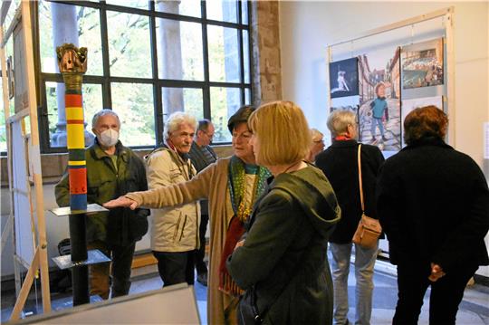 Die Vernissage von „Kunst + Kaiser“ des BBK Harz in der Kaiserpfalz ist gut besucht. Die vielfältige Ausstellung ist bis Ende des Jahres am besonderen Ort zu erleben. Schon am 27. Oktober wird eine parallele Ausstellung im Kreishaus eröffnet – dann zeigen die Künstlerinnen und Künstler, was seit 2019 in ihren Ateliers entstanden ist. Fotos: Kempfer (3), Schenk (1)