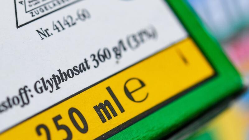 Beschränkungen für Glyphosat gelten weiter Die Verpackung eines Unkrautvernichtungsmittels, das den Wirkstoff Glyphosat enthält.