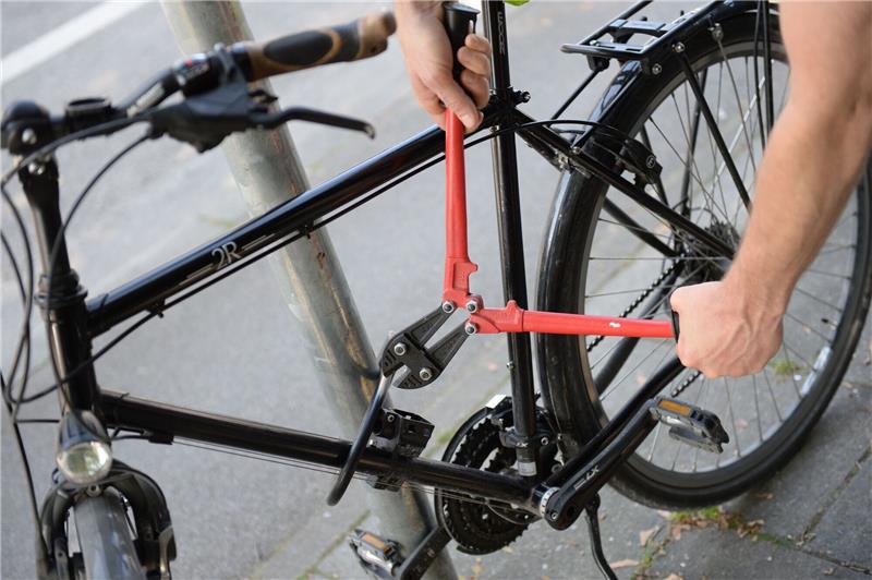 Diebe jagen teure Rennräder, E-Bikes und Mountainbikes Die Versicherungen raten dringend, Fahrräder mit guten Ketten- oder Bügelschlössern zu sichern (Symbolbild).