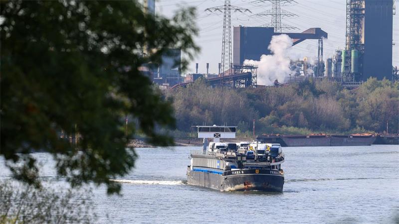 Nach Sandbank-Malheur: Frachtschiff schafft es auf den Rhein Die Versorgung mit Binnenschiffen ist enorm wichtig für Deutschlands Industrie.